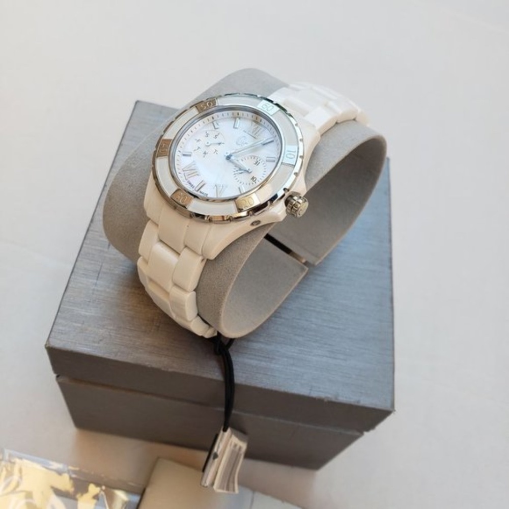 New GUESS COLLECTION White Sapphire Crystal Watch - Picture 5 of 9